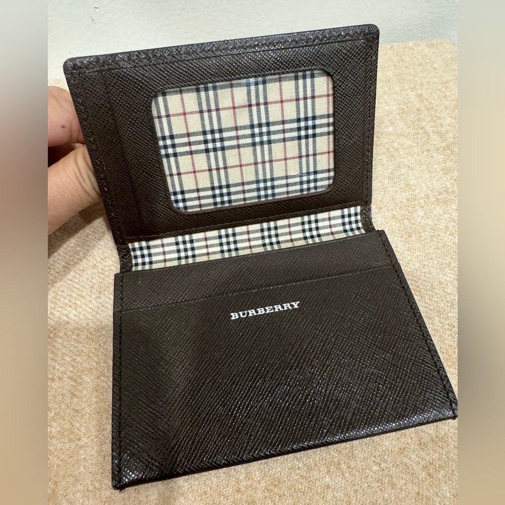 BURBERRY Grayish Brown Leather Folding Card Case (Barely Used)
